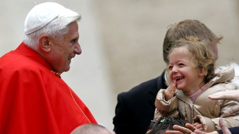 El Arzobispo de Canterbury saludó al ex Papa, fotografiado el 30 de noviembre de 2005, como 