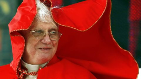 Cựu giáo hoàng, ảnh chụp ngày 9 tháng 9 năm 2007, được biết đến là người bảo thủ hơn người kế vị, Giáo hoàng Francis.