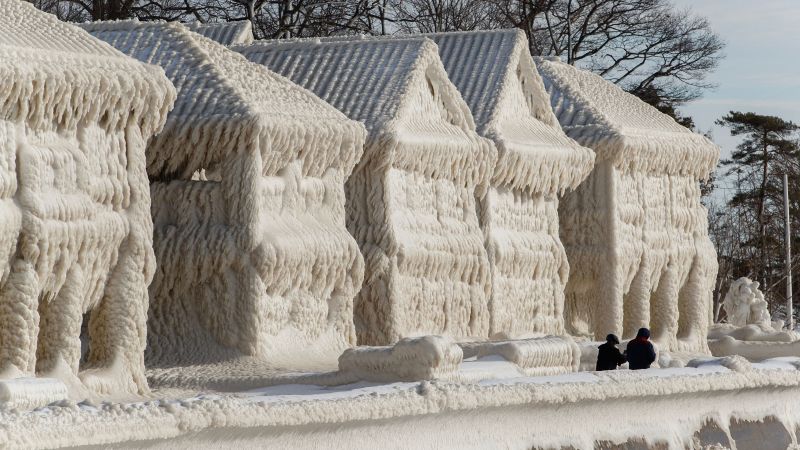 Homes on Lake Erie were encased in ice as blizzard whipped frigid waves onshore – CNN