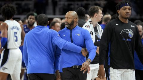 El entrenador en jefe de Orlando Magic, Jamahl Mosley, se retiene contra los Detroit Pistons.