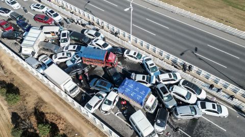 Uma foto aérea mostra a colisão de vários veículos na ponte Zhengxin Yellow River em Zhengzhou, China, em 28 de dezembro.