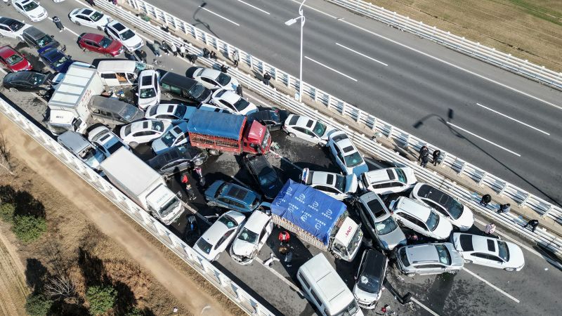 Zhengzhou: Meer dan 200 auto’s zijn betrokken bij een enorme achterstand in China