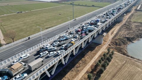 A mídia estatal informou que mais de 200 carros se envolveram na colisão induzida por neblina. 