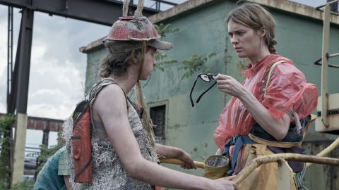 (From left) Alex Friesen and Mackenzie Davis in 'Station Eleven.'