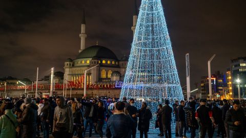 Хората празнуваха Нова година в Истанбул, Турция, на 31 декември 2021 г. 