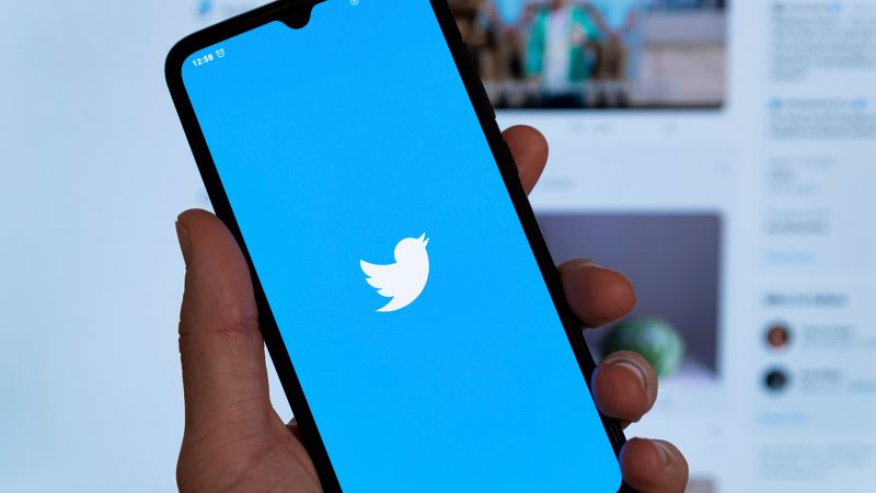Twitter users briefly unable to tweet, send messages
