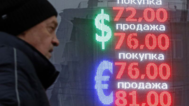 El rublo cayó a un mínimo de 8 meses frente al dólar, ya que los precios del petróleo y las sanciones disminuyeron.