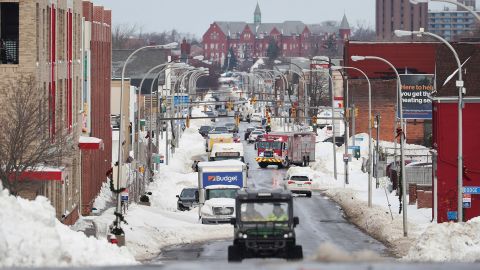 Los vehículos se mueven a lo largo de Jefferson Avenue en Buffalo el miércoles.