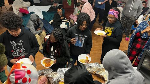 تصطف العائلات للحصول على الطعام في Spirit Of Truth Urban Ministry في بوفالو ، نيويورك ، وهم يركبون العاصفة الثلجية. 