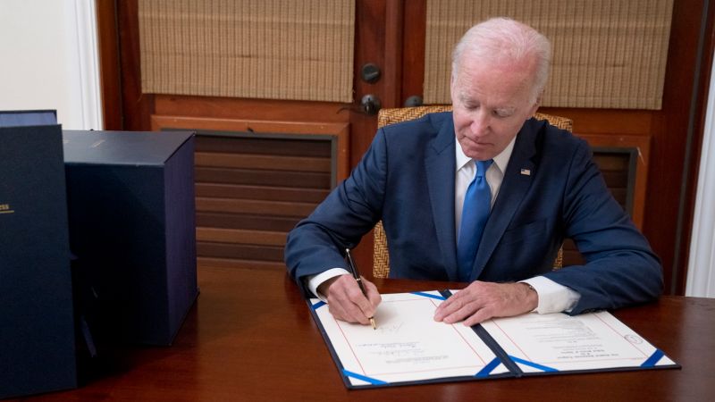 Biden signe un projet de loi de dépenses gouvernementales de 1,7 billion de dollars