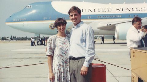 केविन मैक्कार्थी और उनकी पत्नी, जूडी, 1992 में एयर फ़ोर्स वन के सामने पोज़ देते हुए।