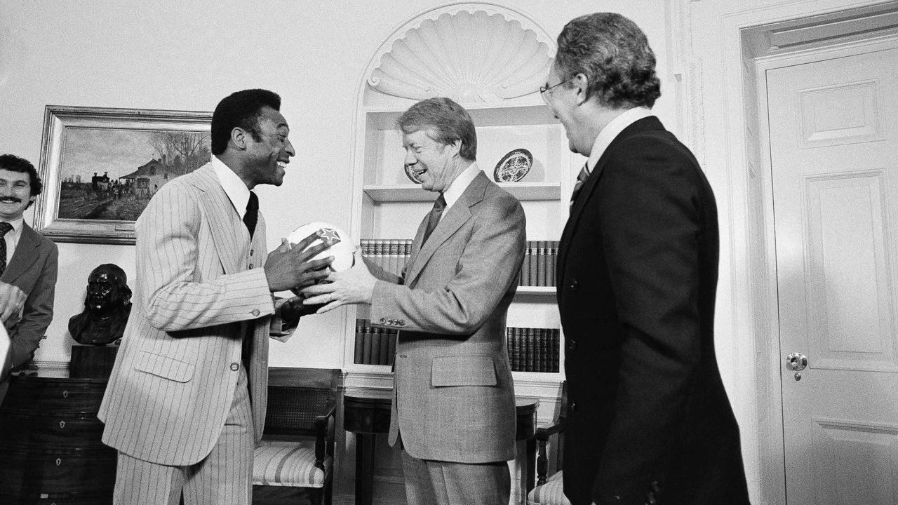 The Brazilian speaks to then US President Jimmy Carter at the White House in 1977. 