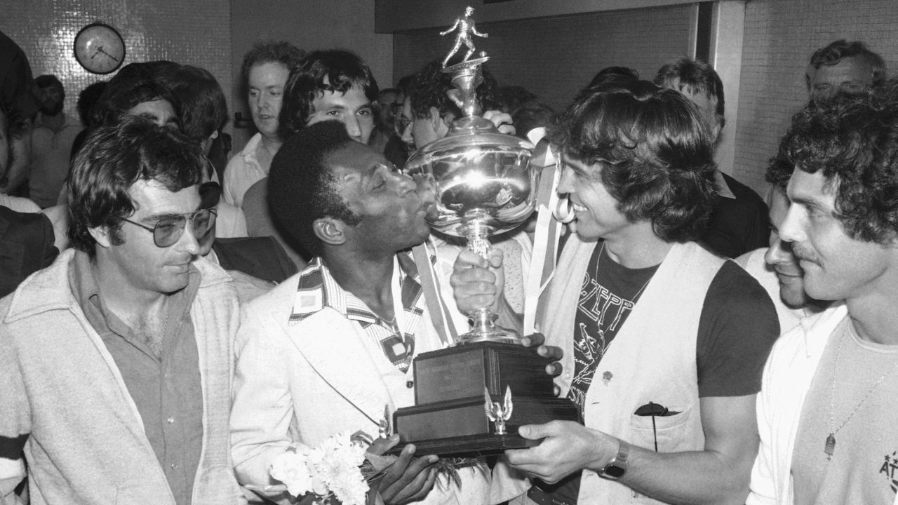 Pelé mengangkat trofi NACL setelah memenangkan gelar di musim terakhirnya di AS. 