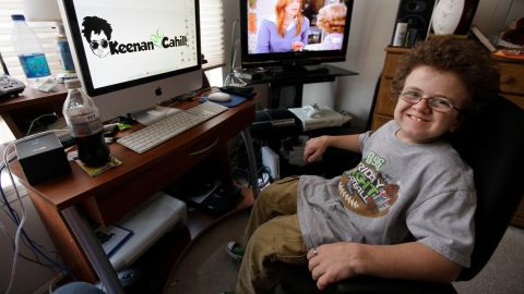 Keenan Cahill, entonces de 16 años, fue fotografiado en la habitación donde se convirtió en una sensación viral.