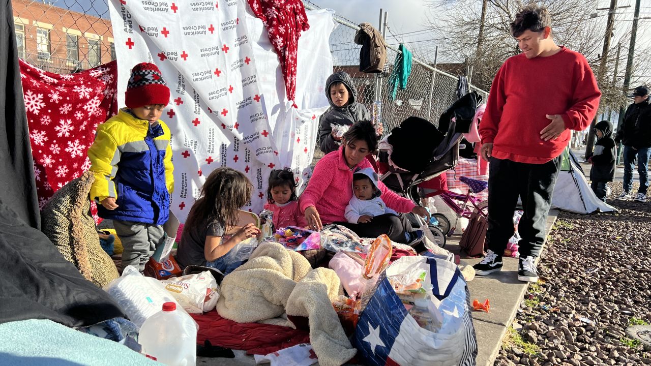 Evelyn Palma sits with her five children in the streets of El Paso, Texas.