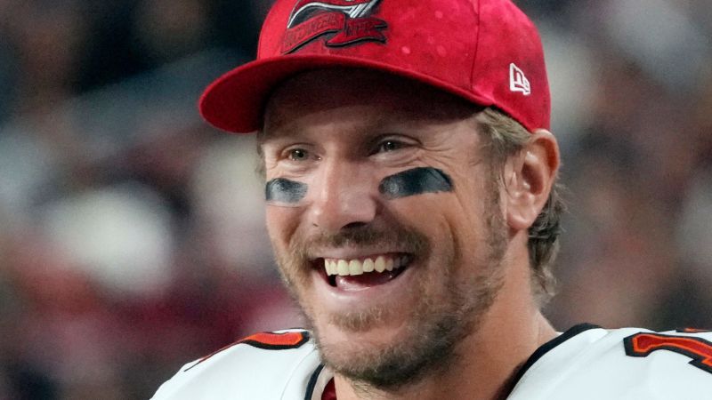 Blaine Gabbert: Bantu quarterback Buccaneers Blaine Gabbert menyelamatkan keluarga dari kecelakaan helikopter melalui Jet Ski