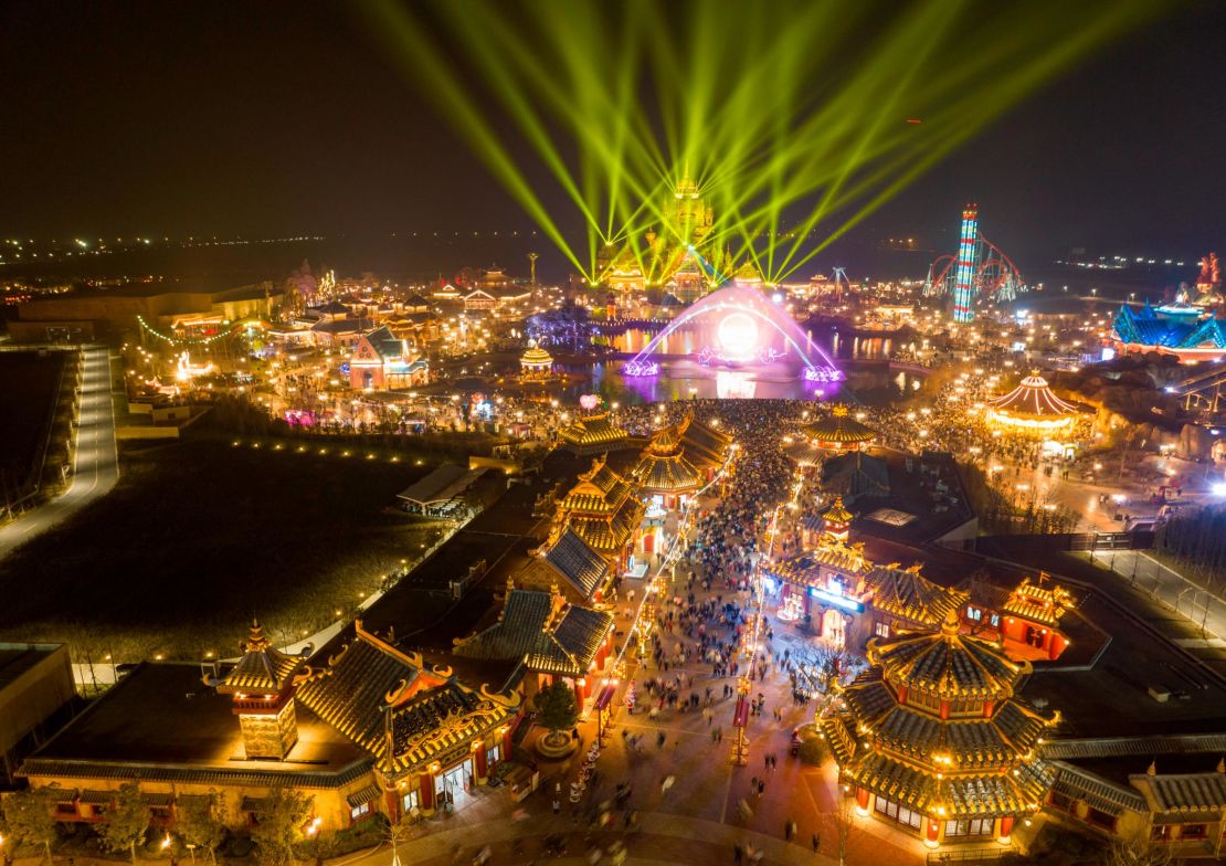 A New Year's Eve fireworks and light show attracts thousands of visitors to the West Tour Park in Huai 'an, East China's Jiangsu province, on December 31, 2022.
