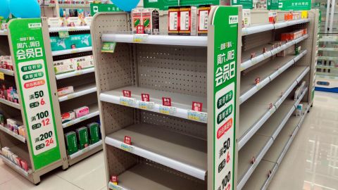 Rak obat batuk kosong di provinsi Hubei tengah China pada 20 Desember 2022.