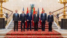 Negociadores estadounidenses y chinos posan juntos para una foto durante las conversaciones comerciales en Lancaster House, Londres, el 9 de junio de 2025.