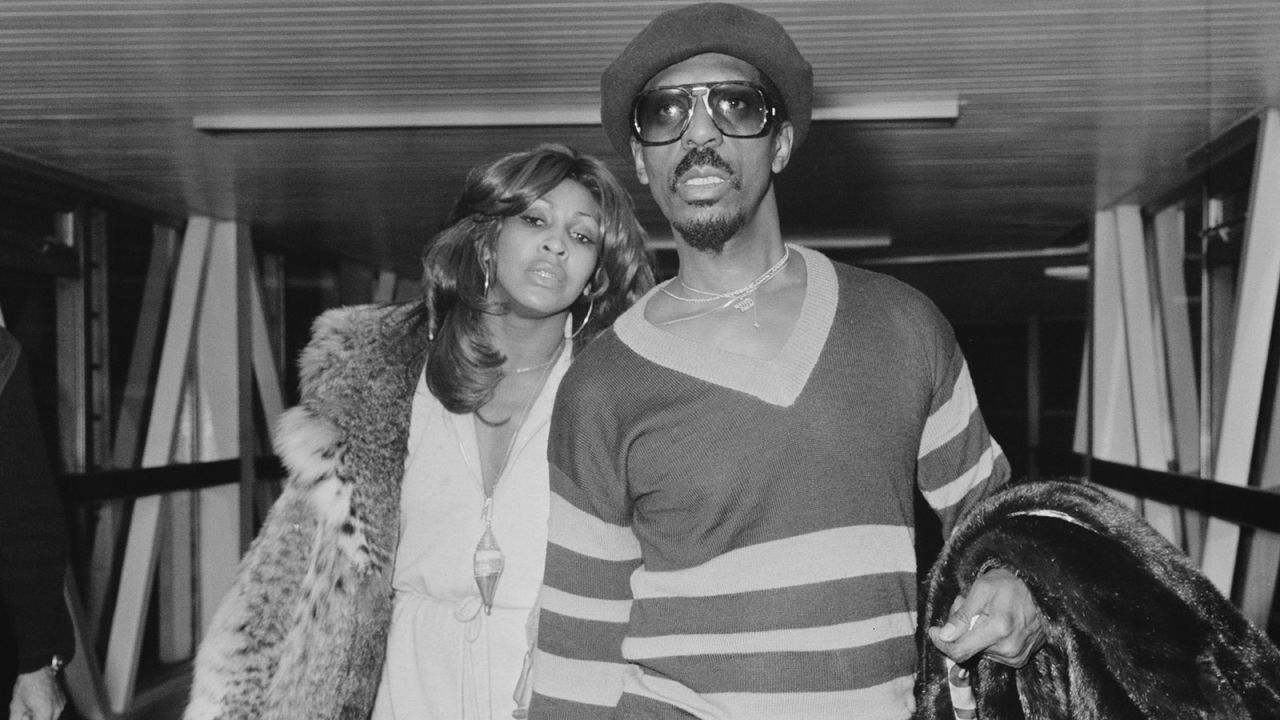 American musician Ike Turner (1931 - 2007) and American singer-songwriter Tina Turner at Heathrow Airport, London, UK, 27th October 1975. (Photo by Frederick R. Bunt/Evening Standard/Hulton Archive/Getty Images)