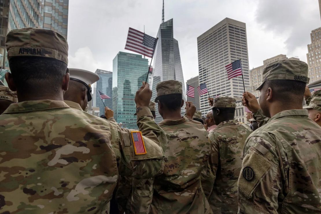 Soldados del Ejército de EE.UU. posan para una foto tras obtener la ciudadanía estadounidense en una ceremonia de naturalización en julio de 2021 en la ciudad de Nueva York.