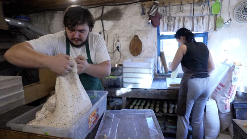 This Ukrainian bakery prepares special bread for frontline soldiers | CNN