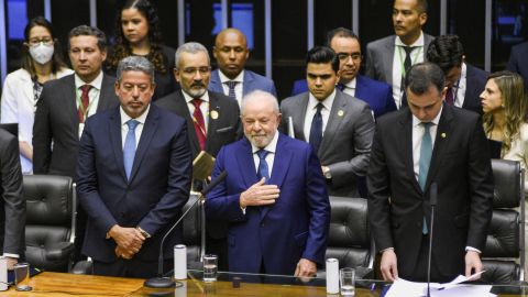 El nuevo presidente de Brasil, Luiz Inacio Lula da Silva, gesticula mientras presta juramento en el Congreso Nacional, en Brasilia, Brasil, el 1 de enero de 2023.