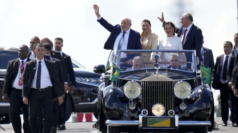 Lula, his wife Rosangela Silva, Vice President-elect Geraldo Alckmin, right, and his wife, Maria Lucia Ribeiro, ride to Congress for their swearing-in ceremony, in Brasilia, Brazil, Sunday, Jan. 1, 2023.