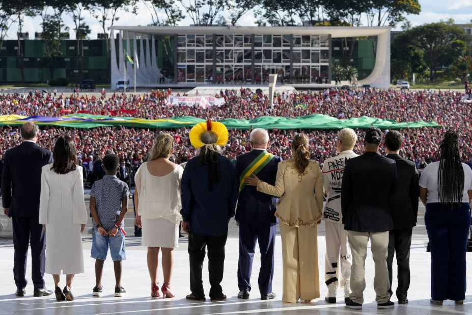 Rosângela Lula da Silva embraces her husband, Lula, at the Planalto Palace after he was sworn in as president in Brasília on Sunday, January 1, 2023.