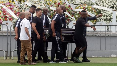 ポールベアラーは、ブラジルのサッカーの伝説のペレの棺を、彼の元クラブであるサントスのビラ ベルミーロ スタジアムのセンター サークルに運びます。