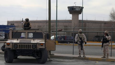 Anggota Tentara Meksiko mengamankan area di luar penjara.