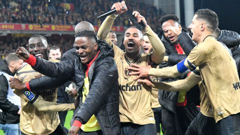 Lens players celebrate after their victory against PSG. 