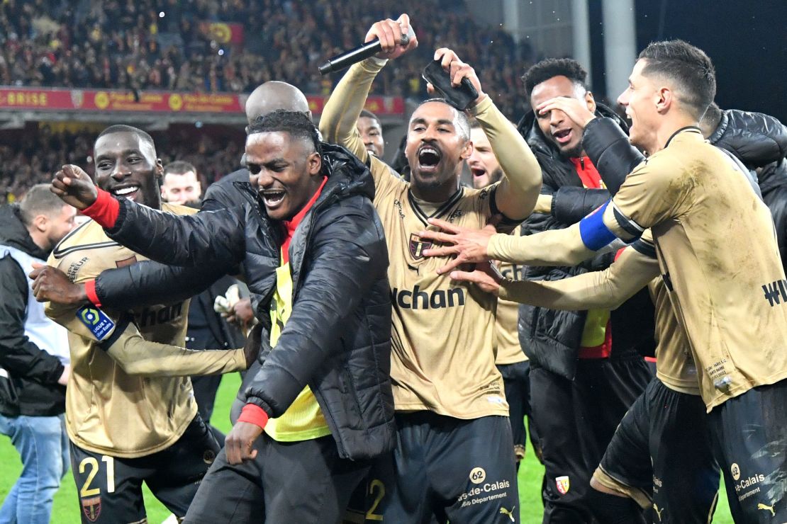 Lens players celebrate after their victory against PSG. 