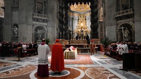 O estado de saúde de Bento XVI começou na segunda-feira na Basílica de São Pedro.