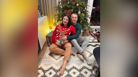 Kateryna dan Oleg duduk di dekat pohon Natal di rumah mereka di pinggiran Kyiv.