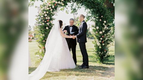 Kevin McCarthy se casou com a filha de Cathy Abernathy, Margaret, e Josh Brost em 2018.