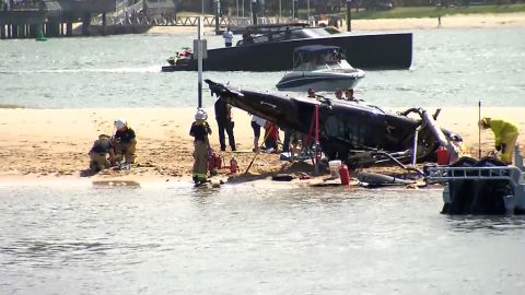 Destroços de um helicóptero que caiu perto de Main Beach, na Gold Coast, Austrália, em 2 de janeiro.