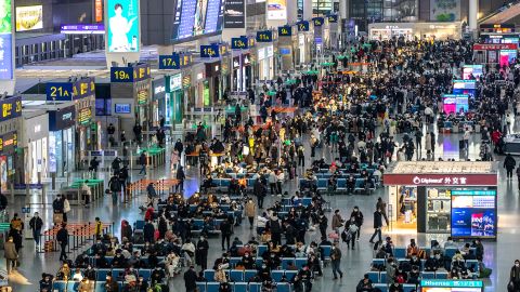 Gezginler, Çin'in Şangay kentinde 30 Aralık 2022'de Tavşan Yılı olan Çin Yeni Yılı öncesinde Hongqiao Tren İstasyonu'nda trenleri bekliyor. 