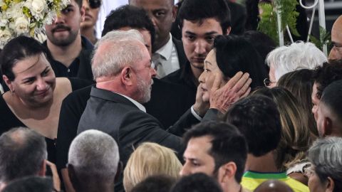 Il presidente brasiliano Loya da Silva saluta la moglie di Pelé martedì al memoriale,