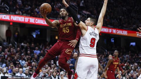 Mitchell (45) shoots against Chicago Bulls center Nikola Vucevic (9).