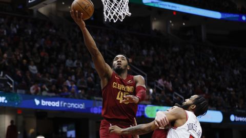 Mitchell (45) shoots against Chicago Bulls forward Derrick Jones Jr.  (5). 