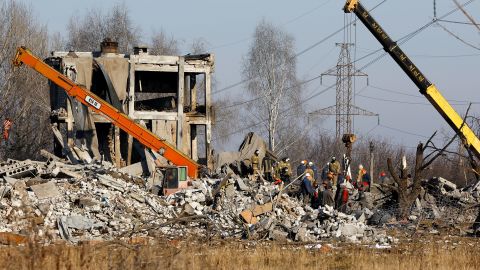 Des travailleurs sont photographiés le 3 janvier 2023 en train de ramasser des débris sur le site de l'attaque mortelle dans l'est de l'Ukraine.