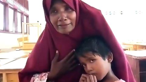Hatemon Nesa ve 5 yaşındaki kızı Umme Salima, Endonezya'nın Aceh eyaletindeki bir sığınakta.