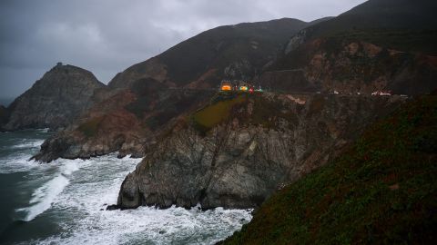 Tim penyelamat di lokasi Pacific Coast Highway di mana Tesla jatuh dari tebing pada hari Senin. 