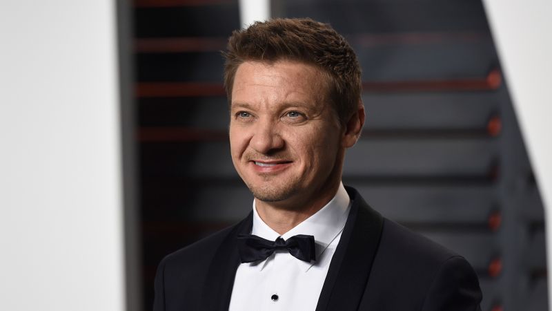 Jeremy Renner está na unidade de terapia intensiva se recuperando de duas cirurgias após ser ferido em um acidente com pá de neve