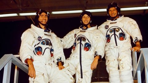 Załoga pierwszego lotu Apollo NASA — (od lewej) Cunningham, Don F. Eisell i Walter M. Schirra — przygotowuje się do testów symulacyjnych misji w 1968 r. w North American Flight Plant. 