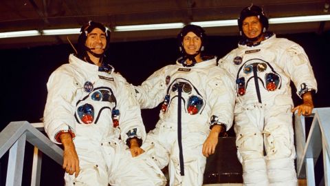 NASA の最初のアポロ飛行の乗組員 (左から) カニンガム、ドン F. アイゼル、ウォルター M. シラーは、1968 年に北米飛行工場でミッション シミュレーション テストの準備をしています。 