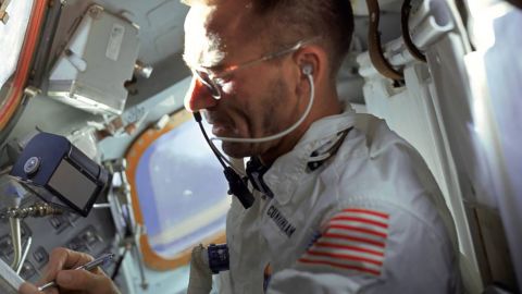 Cunningham escribe con Fisher Space Pen durante el vuelo Apolo 7, el primer vuelo tripulado de Apolo y el primer viaje de la pluma espacial.  Desde entonces, los bolígrafos se han utilizado en todas las misiones de vuelos espaciales tripulados de la NASA.