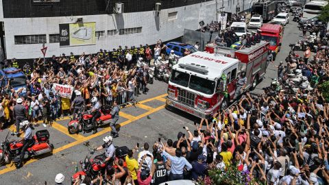Peles Sarg wurde mit einem Feuerwehrauto durch die Straßen getragen.