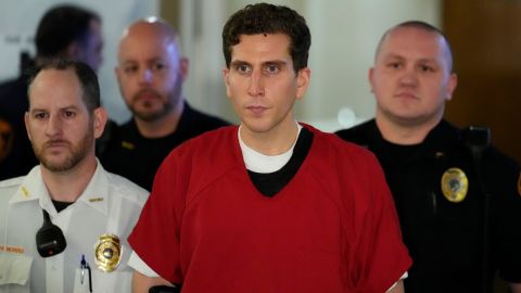 Bryan Kohberger dikawal ke sidang ekstradisi di Gedung Pengadilan Monroe County di Stroudsburg, Pennsylvania, Selasa, 3 Januari 2023.